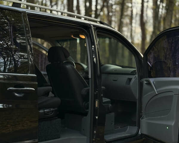 Черный Мерседес Вито, объемом двигателя 2.15 л и пробегом 330 тыс. км за 11600 $, фото 14 на Automoto.ua