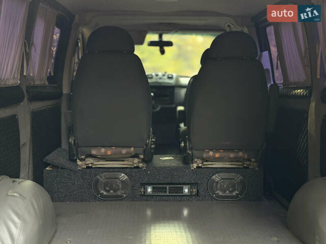 Черный Мерседес Вито, объемом двигателя 2.15 л и пробегом 330 тыс. км за 12000 $, фото 8 на Automoto.ua