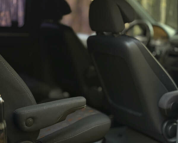 Черный Мерседес Вито, объемом двигателя 2.15 л и пробегом 330 тыс. км за 11600 $, фото 12 на Automoto.ua