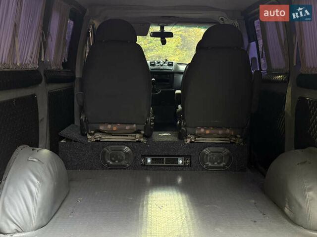 Черный Мерседес Вито, объемом двигателя 2.15 л и пробегом 330 тыс. км за 12000 $, фото 10 на Automoto.ua