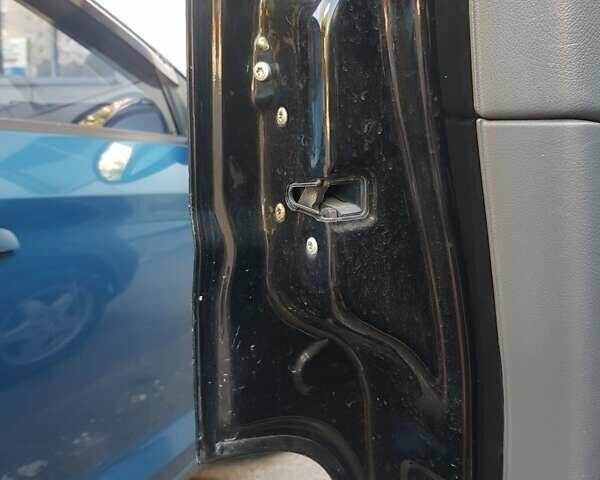 Черный Мерседес Вито, объемом двигателя 2.2 л и пробегом 999 тыс. км за 9500 $, фото 17 на Automoto.ua