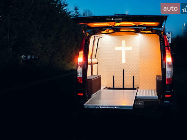 Черный Мерседес Вито, объемом двигателя 2.2 л и пробегом 320 тыс. км за 27600 $, фото 3 на Automoto.ua