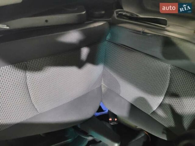 Черный Мерседес Вито, объемом двигателя 2.14 л и пробегом 296 тыс. км за 17000 $, фото 4 на Automoto.ua