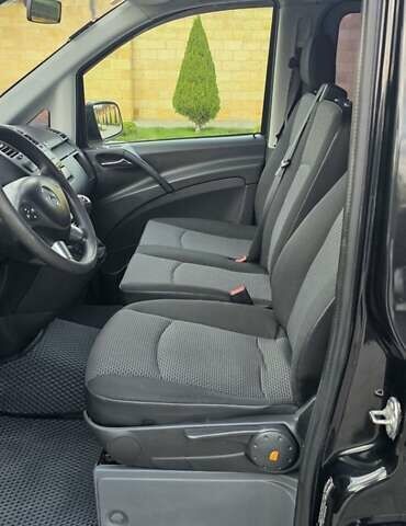 Черный Мерседес Вито, объемом двигателя 2.14 л и пробегом 348 тыс. км за 18000 $, фото 1 на Automoto.ua