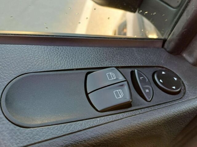 Черный Мерседес Вито, объемом двигателя 2.2 л и пробегом 228 тыс. км за 9400 $, фото 12 на Automoto.ua