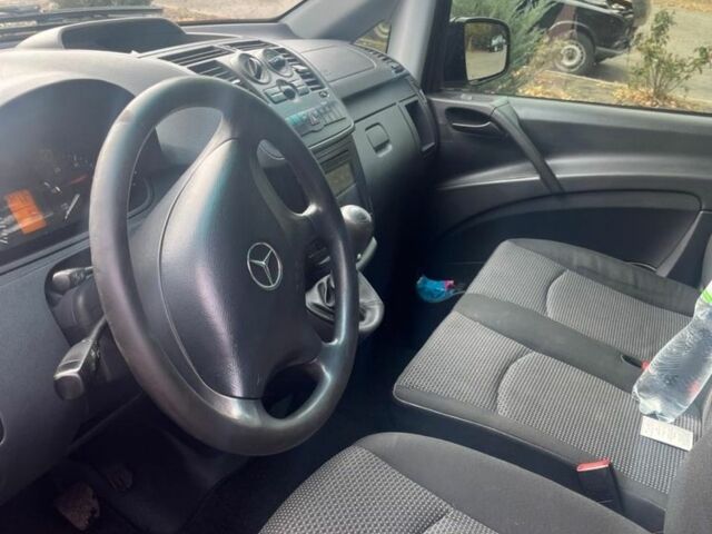 Черный Мерседес Вито, объемом двигателя 2.1 л и пробегом 275 тыс. км за 12000 $, фото 3 на Automoto.ua