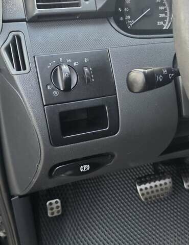 Черный Мерседес Вито, объемом двигателя 2.14 л и пробегом 348 тыс. км за 18000 $, фото 5 на Automoto.ua