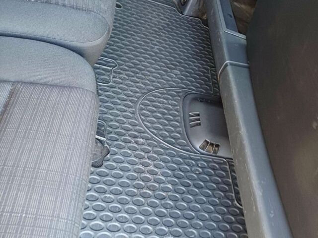 Черный Мерседес Вито, объемом двигателя 2.2 л и пробегом 228 тыс. км за 9400 $, фото 8 на Automoto.ua