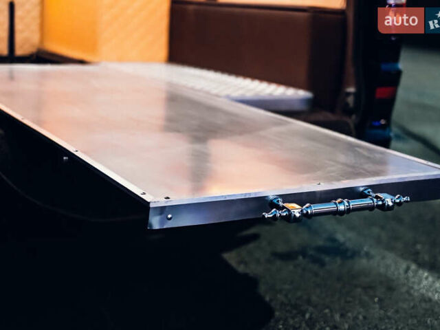 Черный Мерседес Вито, объемом двигателя 2.2 л и пробегом 320 тыс. км за 27600 $, фото 2 на Automoto.ua