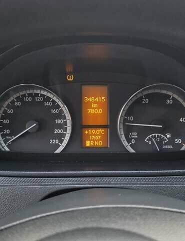 Черный Мерседес Вито, объемом двигателя 2.14 л и пробегом 348 тыс. км за 18000 $, фото 3 на Automoto.ua