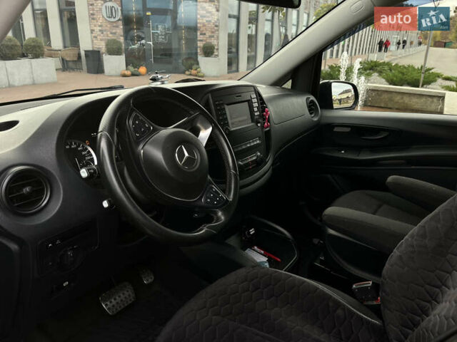 Черный Мерседес Вито, объемом двигателя 2.14 л и пробегом 283 тыс. км за 28500 $, фото 3 на Automoto.ua