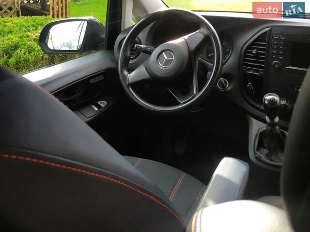 Черный Мерседес Вито, объемом двигателя 2.14 л и пробегом 296 тыс. км за 18700 $, фото 6 на Automoto.ua