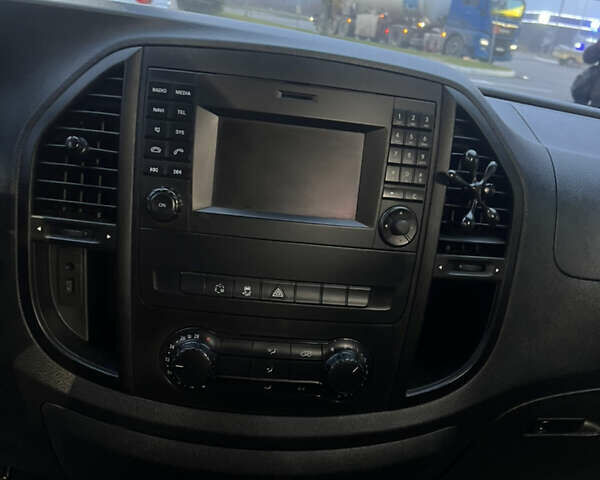 Черный Мерседес Вито, объемом двигателя 2.14 л и пробегом 253 тыс. км за 32000 $, фото 14 на Automoto.ua