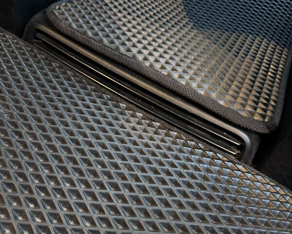 Черный Мерседес Вито, объемом двигателя 2.14 л и пробегом 92 тыс. км за 39000 $, фото 13 на Automoto.ua