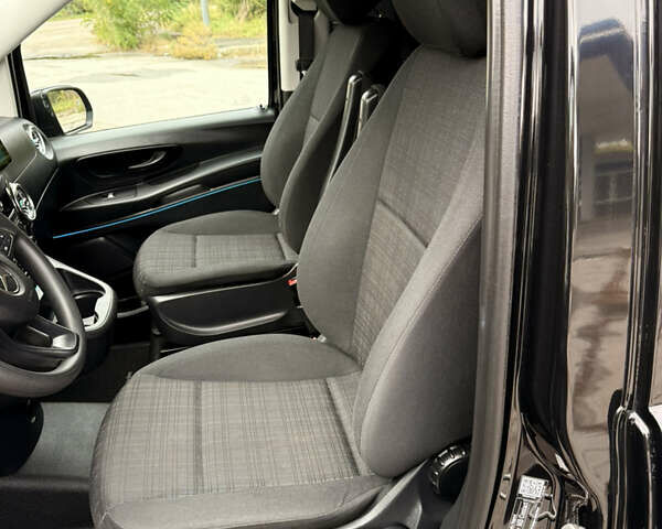 Черный Мерседес Вито, объемом двигателя 2.2 л и пробегом 250 тыс. км за 28000 $, фото 12 на Automoto.ua