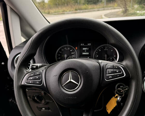 Черный Мерседес Вито, объемом двигателя 2.2 л и пробегом 250 тыс. км за 28000 $, фото 19 на Automoto.ua