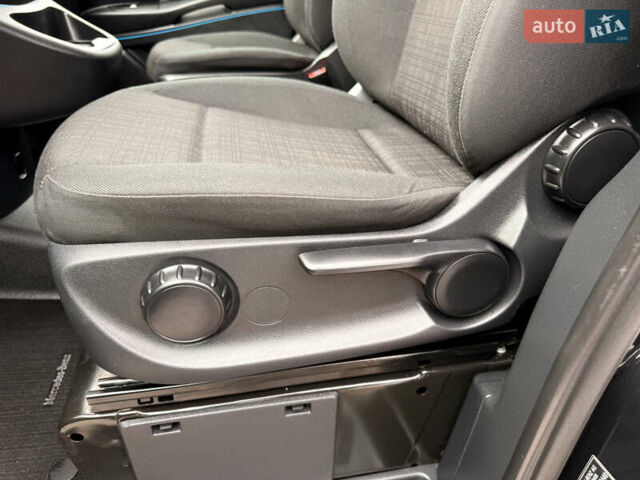 Черный Мерседес Вито, объемом двигателя 2.2 л и пробегом 250 тыс. км за 28000 $, фото 14 на Automoto.ua