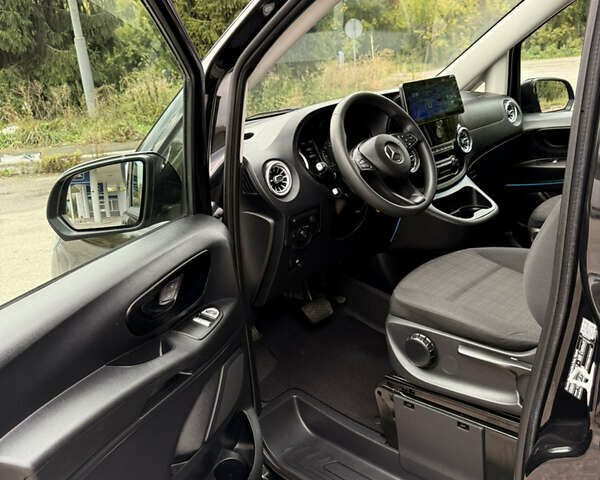 Черный Мерседес Вито, объемом двигателя 2.2 л и пробегом 250 тыс. км за 28000 $, фото 9 на Automoto.ua