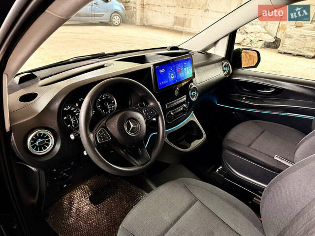 Черный Мерседес Вито, объемом двигателя 2.2 л и пробегом 250 тыс. км за 28000 $, фото 5 на Automoto.ua