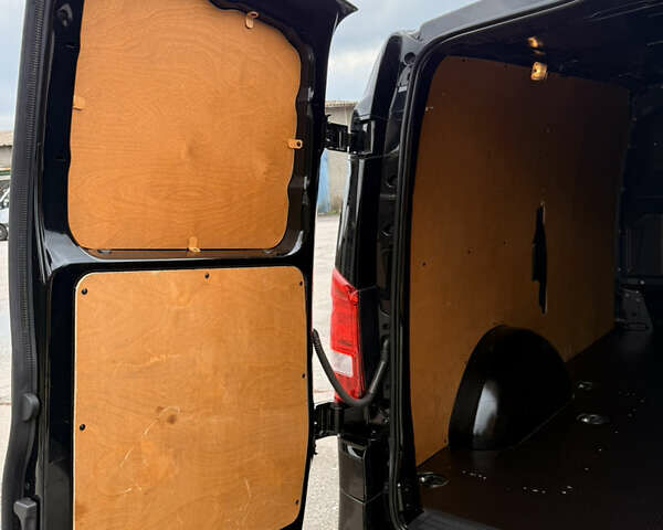 Черный Мерседес Вито, объемом двигателя 2.2 л и пробегом 250 тыс. км за 28000 $, фото 33 на Automoto.ua