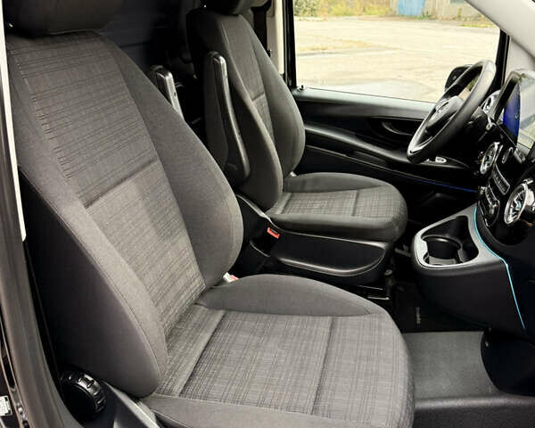 Черный Мерседес Вито, объемом двигателя 2.2 л и пробегом 250 тыс. км за 28000 $, фото 27 на Automoto.ua