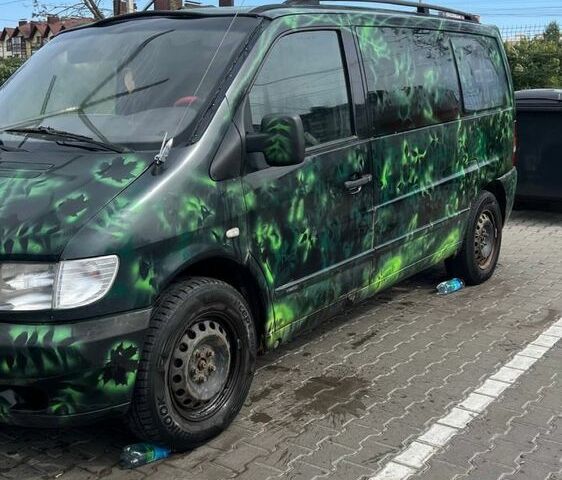 Чорний Мерседес Віто, об'ємом двигуна 2.1 л та пробігом 300 тис. км за 2800 $, фото 1 на Automoto.ua