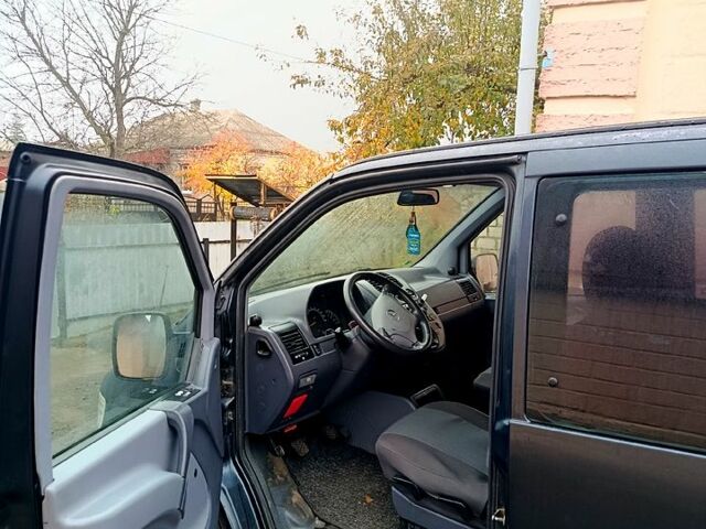 Черный Мерседес Вито, объемом двигателя 2.1 л и пробегом 330 тыс. км за 5000 $, фото 3 на Automoto.ua