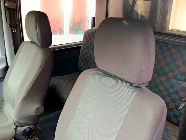 Черный Мерседес Вито, объемом двигателя 2.1 л и пробегом 330 тыс. км за 5000 $, фото 4 на Automoto.ua