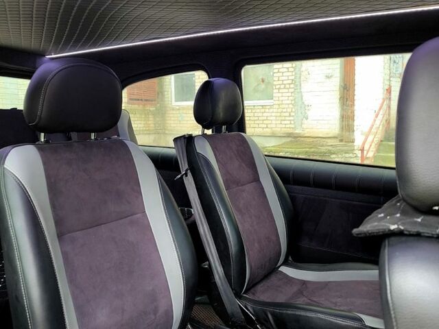 Черный Мерседес Вито, объемом двигателя 3 л и пробегом 300 тыс. км за 12000 $, фото 5 на Automoto.ua