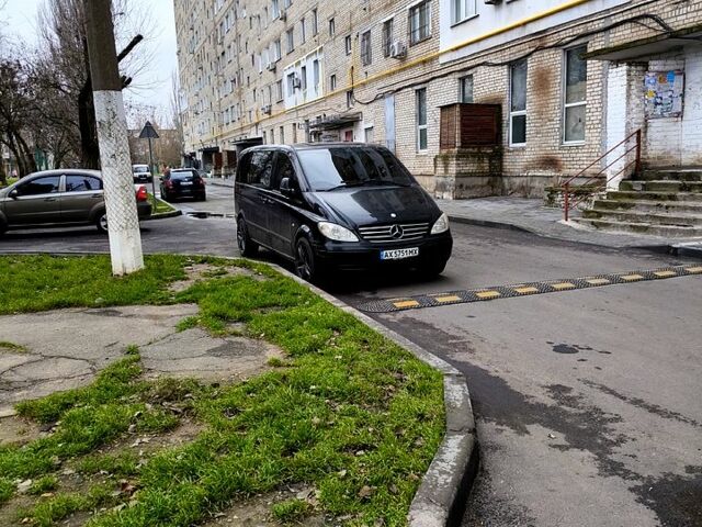 Черный Мерседес Вито, объемом двигателя 3 л и пробегом 300 тыс. км за 12000 $, фото 1 на Automoto.ua