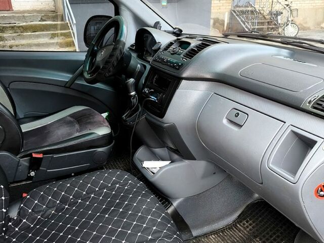 Черный Мерседес Вито, объемом двигателя 3 л и пробегом 300 тыс. км за 12000 $, фото 3 на Automoto.ua