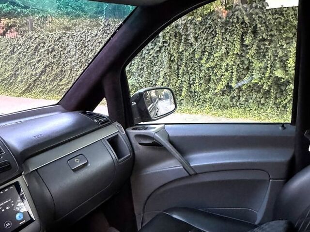 Черный Мерседес Вито, объемом двигателя 2.1 л и пробегом 335 тыс. км за 13500 $, фото 5 на Automoto.ua