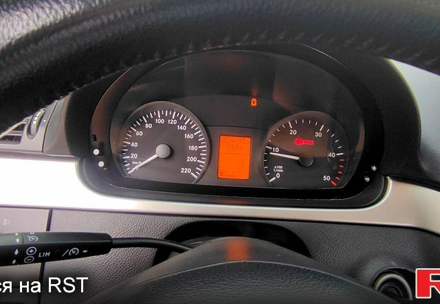 Черный Мерседес Вито, объемом двигателя 2.1 л и пробегом 304 тыс. км за 11500 $, фото 3 на Automoto.ua