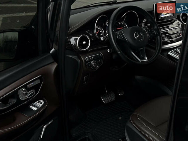 Черный Мерседес Вито, объемом двигателя 2.5 л и пробегом 220 тыс. км за 50800 $, фото 1 на Automoto.ua