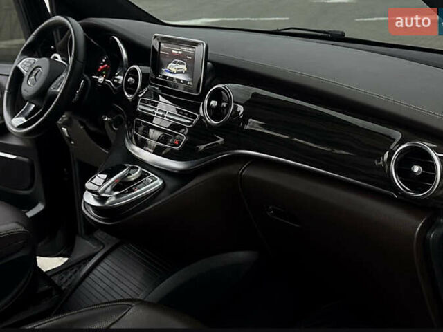 Черный Мерседес Вито, объемом двигателя 2.5 л и пробегом 220 тыс. км за 50800 $, фото 4 на Automoto.ua