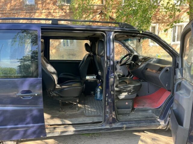 Фиолетовый Мерседес Вито, объемом двигателя 2.1 л и пробегом 540 тыс. км за 2500 $, фото 1 на Automoto.ua