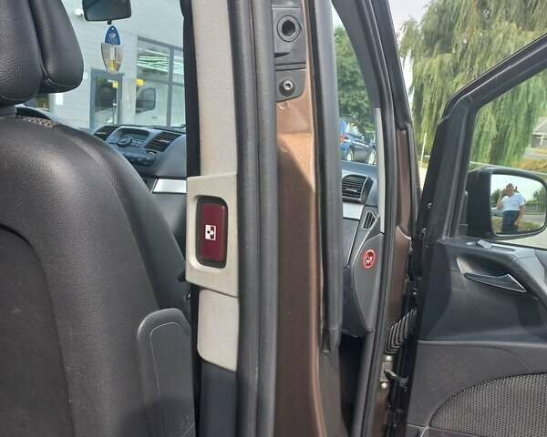 Коричневый Мерседес Вито, объемом двигателя 2.14 л и пробегом 316 тыс. км за 22000 $, фото 10 на Automoto.ua