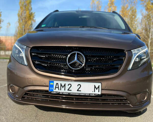 Коричневый Мерседес Вито, объемом двигателя 2.2 л и пробегом 180 тыс. км за 27999 $, фото 2 на Automoto.ua