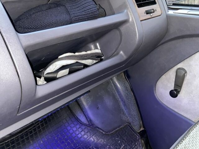 Красный Мерседес Вито, объемом двигателя 2.3 л и пробегом 600 тыс. км за 4300 $, фото 17 на Automoto.ua