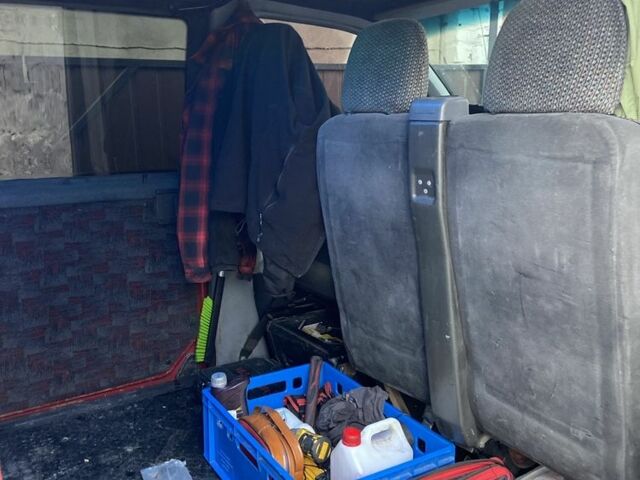 Красный Мерседес Вито, объемом двигателя 2.3 л и пробегом 600 тыс. км за 4300 $, фото 9 на Automoto.ua