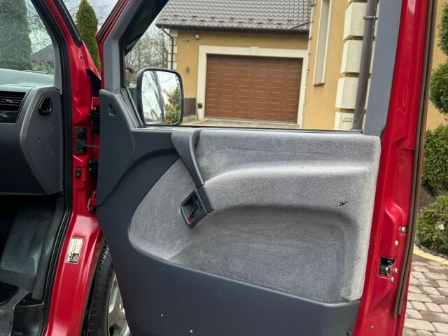 Красный Мерседес Вито, объемом двигателя 2.3 л и пробегом 400 тыс. км за 3650 $, фото 13 на Automoto.ua