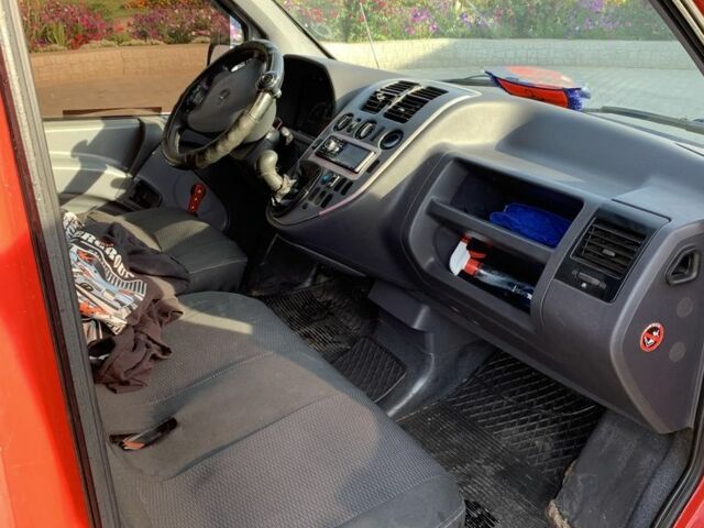 Красный Мерседес Вито, объемом двигателя 2.2 л и пробегом 420 тыс. км за 3350 $, фото 5 на Automoto.ua