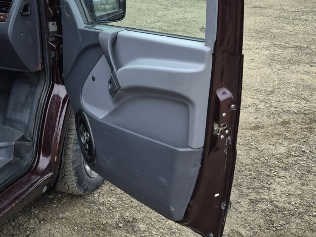 Красный Мерседес Вито, объемом двигателя 2.1 л и пробегом 205 тыс. км за 4399 $, фото 15 на Automoto.ua