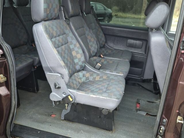 Красный Мерседес Вито, объемом двигателя 2.1 л и пробегом 205 тыс. км за 4399 $, фото 11 на Automoto.ua