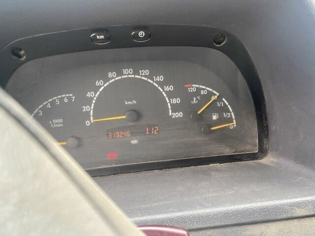 Красный Мерседес Вито, объемом двигателя 2.1 л и пробегом 314 тыс. км за 1700 $, фото 5 на Automoto.ua