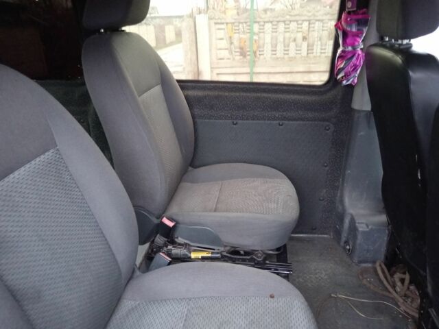 Красный Мерседес Вито, объемом двигателя 2.1 л и пробегом 334 тыс. км за 6200 $, фото 8 на Automoto.ua