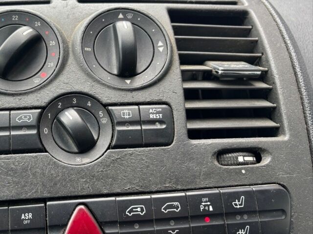 Красный Мерседес Вито, объемом двигателя 2.2 л и пробегом 346 тыс. км за 4000 $, фото 9 на Automoto.ua