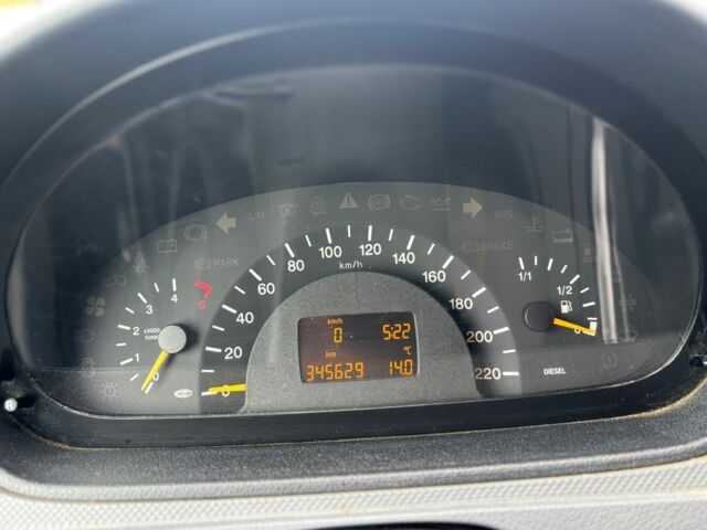 Красный Мерседес Вито, объемом двигателя 2.2 л и пробегом 346 тыс. км за 4000 $, фото 8 на Automoto.ua