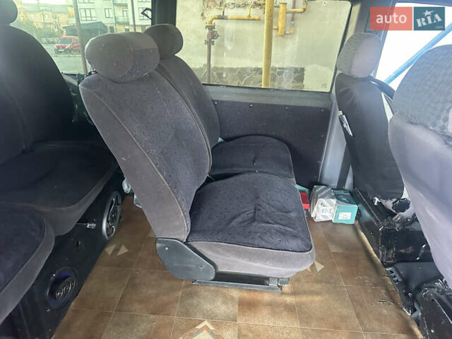 Красный Мерседес Вито, объемом двигателя 2.3 л и пробегом 500 тыс. км за 3750 $, фото 13 на Automoto.ua