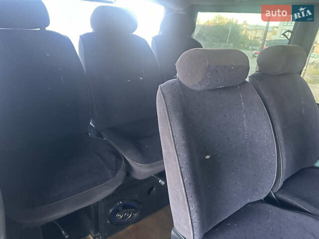 Красный Мерседес Вито, объемом двигателя 2.3 л и пробегом 500 тыс. км за 3750 $, фото 15 на Automoto.ua